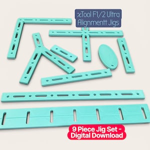 Puede incluir: Un conjunto de nueve plantillas de alineación de color azul claro para xTool F1/2 Ultra, con varias formas geométricas con orificios ranurados y aberturas circulares. La colección incluye barras rectas, una pieza en L, una pieza en Y y un disco ovalado.