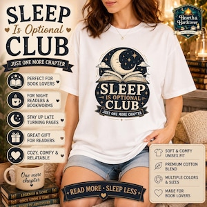 Może przedstawiać: Biała koszulka z napisem "SLEEP Is Optional CLUB" i grafiką półksiężyca nad otwartą książką. Zawiera również napis "JUST ONE MORE CHAPTER". Koszulka jest unisex i dla miłośników książek.