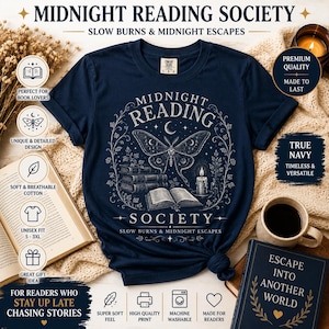 以下が含まれることがあります： 「MIDNIGHT READING SOCIETY」の文字と蛾、本、ろうそくのグラフィックが描かれたネイビーブルーのユニセックスTシャツ。「SLOW BURNS & MIDNIGHT ESCAPES」の文字も含まれています。柔らかく通気性の良いコットン製で、洗濯機で洗えます。