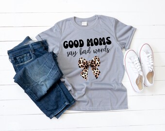 Goede moeders zeggen slechte woorden, png PNGEgg | Shirtontwerp grappige moeder | Grafisch luipaardstrik | Sassy Mom-T-shirt | Trendy moeder, png-bestand | Digitale download