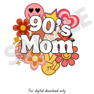 Op de afbeelding: Een kleurrijk grafisch ontwerp met de tekst "90's Mom" in een retro lettertype, omringd door bloemen, sterren, een vredesteken en een smiley. Het ontwerp gebruikt tinten oranje, roze, geel en rood.