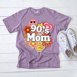 Moeder uit de jaren 90, png | Shirtontwerp met retro moeder | Vintage moederafbeelding | Groovy Mom-T-shirt | Moederdagcadeau, png PNGEgg | Digitale download afbeelding 3
