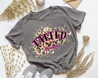 Tatted & Tired Mama, png PNGEgg | Shirtontwerp Mom Life | Grappige moederafbeelding | Trendy Mom-T-shirt | Moederschap, png-bestand | Digitale download