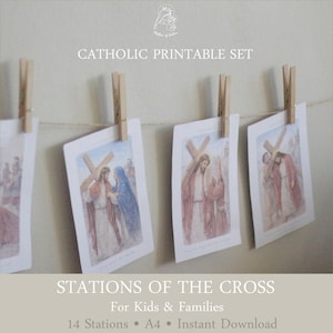 Op de afbeelding: Een set katholieke printbare kaarten, die de Staties van de Kruisweg uitbeelden, wordt met houten wasknijpers aan een touwtje gehangen. De kaarten bevatten religieuze illustraties en tekst. De tekst luidt "CATHOLIC PRINTABLE SET" en "STATIONS OF THE CROSS".