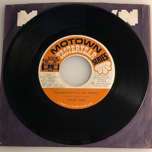 Puede incluir: Un disco de vinilo negro con una etiqueta blanca. La etiqueta presenta el logotipo de Motown y el texto "Motown Yesterday Series". El título de la canción es "Reach Out, I'll Be There" de los Four Tops. El disco es un producto de Motown Record Corp.