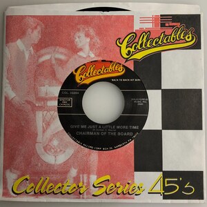 以下が含まれることがあります： 赤と白のラベルが付いた白黒の45回転レコード。ラベルには「Collectables」と「Collector Series 45's」の文字が書かれている。レコードのタイトルは「Give Me Just A Little More Time」で、アーティストは「Chairman of the Board」である。