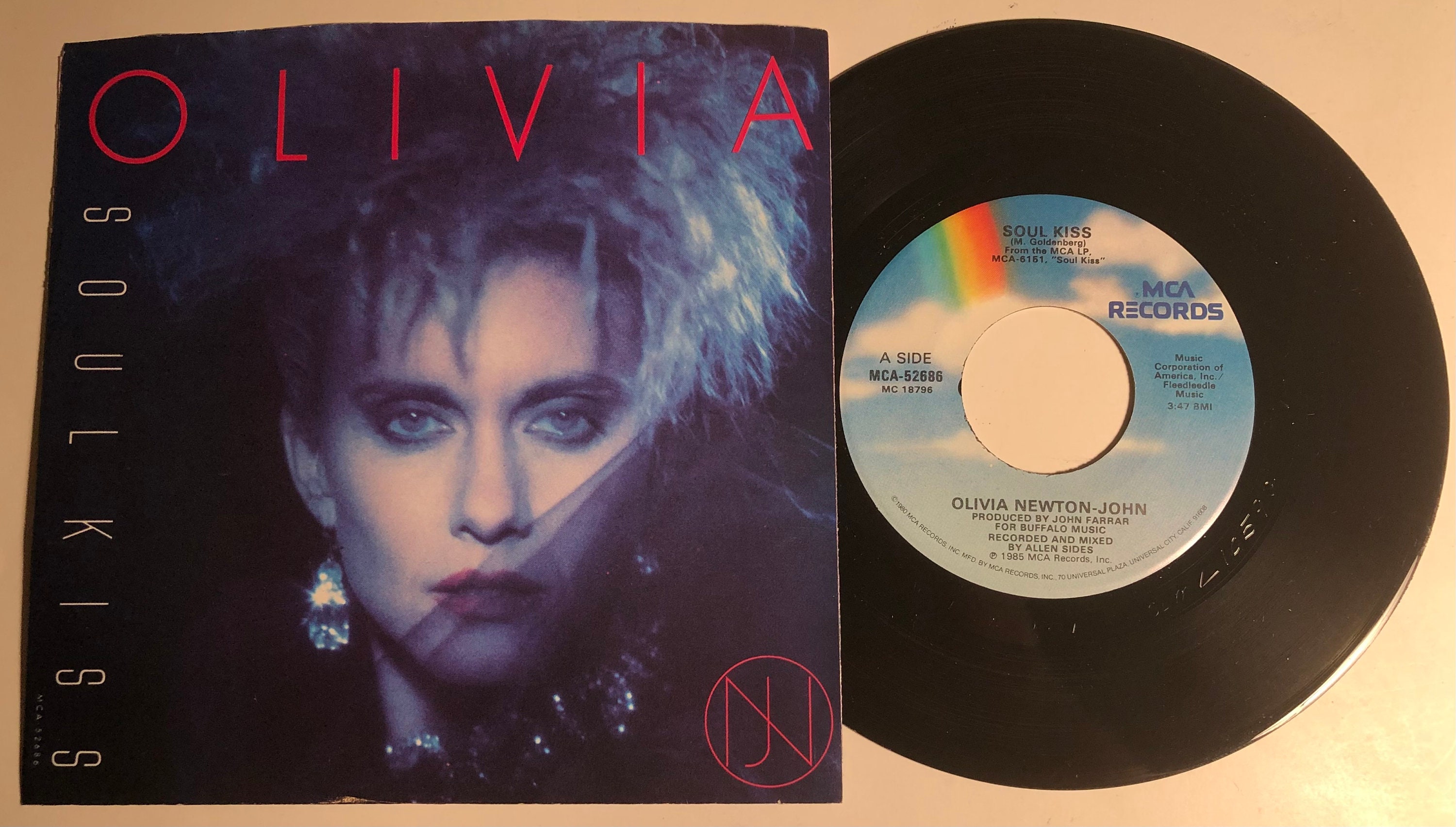 Olivia Newton-John サイン入り CD Olivia Newton-John - Greatest