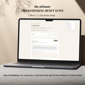 Può includere: Un laptop che mostra l'app web "OVERTHINKING RESET SUITE". Lo schermo mostra il programma "7-Day Brain Dump" con testo ed elementi interattivi. L'app è progettata per il sollievo dall'ansia.