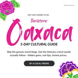 以下が含まれることがあります： 明るいピンク色の筆記体で「Oaxaca」と書かれた白い背景で、5日間の文化ガイドを宣伝しています。「Turistera」の文字は「Oaxaca」の上にあります。「BY A LOCAL FRIEND」の文字は黒いボタンの中にあります。