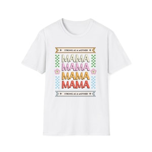 Puede incluir: Camiseta blanca con la palabra "MAMA" repetida cuatro veces en diferentes colores. Las palabras están apiladas verticalmente con elementos decorativos y la frase "STRONG AS A MOTHER" arriba y abajo.