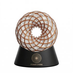 Könnte beinhalten: Eine dekorative Kugel mit geometrischem Design, die ein klares, gitterartiges Muster in einem kupferfarbenen Rahmen aufweist. Die Kugel steht auf einem schwarzen, konischen Sockel mit dem Logo "ITORUS STORE". Das Design erzeugt eine visuell auffällige, moderne Ästhetik.