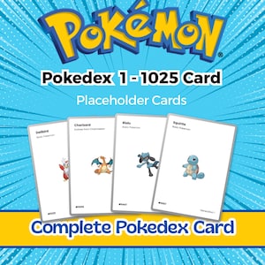 Può includere: Immagine promozionale per un set completo di carte Pokedex. L'immagine presenta il logo Pokémon, il testo "Pokedex 1-1025 Card" e quattro carte segnaposto con varie illustrazioni di Pokémon, tra cui Delibird, Charizard, Riolu e Squirtle.