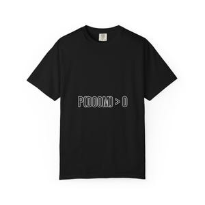 Könnte beinhalten: Ein schwarzes T-Shirt mit kurzen Ärmeln und dem weißen Text P(DOOM) > 0, der mittig auf der Brust aufgedruckt ist. Das Kleidungsstück hat einen Rundhalsausschnitt und eine Standardpassform, mit einem kleinen weißen Etikett am Innenkragen.
