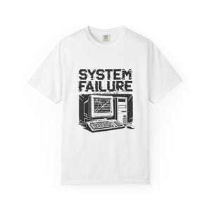 Puede incluir: Camiseta blanca con un gráfico negro de un ordenador antiguo y las palabras "SYSTEM FAILURE" encima. El gráfico incluye un monitor, teclado y torre de ordenador. El texto "USER OFFLINE" está debajo.