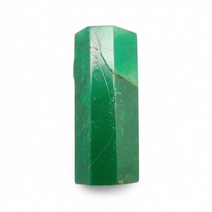 Puede incluir: Un esp&eacute;cimen de cristal de esmeralda hexagonal de color verde vibrante. La piedra presenta una superficie lisa y pulida con fracturas internas naturales visibles e inclusiones que crean una textura compleja y multifac&eacute;tica en todo el cuerpo.