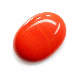 Könnte beinhalten: Ein glatter, polierter ovaler Edelstein in einem leuchtenden, kräftigen Orangerot. Die Oberfläche weist subtile, fließende tonale Variationen und ein hochglänzendes Finish auf, das Licht reflektiert und einen hellen Glanzpunkt erzeugt.