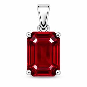 Pode incluir: Um pingente de pedra preciosa vermelha com corte esmeralda retangular, engastado em uma armação de metal prateado polido. O pingente apresenta quatro pequenas garras que prendem a pedra e uma argola prateada cônica no topo.