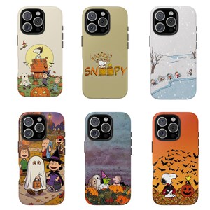 Può includere: Sei cover per smartphone con i personaggi dei Peanuts in varie scene stagionali. I design includono Snoopy sulla cuccia, Snoopy con foglie autunnali, un paesaggio innevato, personaggi che fanno dolcetto o scherzetto e zucche.
