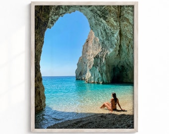 Lámina de la costa griega, arte mural de playa en cueva, póster del mar Mediterráneo, decoración oceánica turquesa, descarga de fotografía de viajes de verano MCGR0001