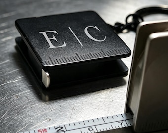 Gepersonaliseerde gegraveerde mini-meetlint sleutelhanger, metalen draagbaar oprolbaar meetlint, gereedschap voor houtbewerking/naaien/knutselen, cadeau voor hem