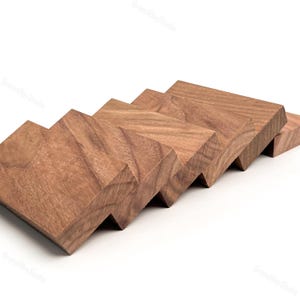 Może przedstawiać: Zestaw pięciu prostokątnych drewnianych blok&oacute;w ułożonych w naprzemienny, zachodzący na siebie zygzakowaty wz&oacute;r. Każdy blok posiada naturalny brązowy wz&oacute;r słoj&oacute;w drewna z widocznymi teksturami oraz gładkimi, ściętymi krawędziami, tworzącymi schodkową strukturę.