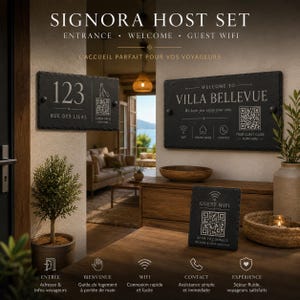 Könnte beinhalten: Ein Signora Host Set bestehend aus drei dunkelgrauen Schiefertafeln mit weißem Text und QR-Codes. Eine Tafel zeigt 123 Rue des Lilas, eine weitere Welcome to Villa Bellevue mit Kontakt-Symbolen und die dritte ist ein Guest Wifi Schild.