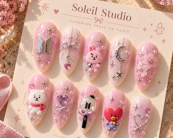 BTS-inspirierte künstliche Fingernägel, rosa Mandelform mit BT21-Charakteranhängern, Geschenkidee für Fans, 3D-Anhänger von Cooky RJ und Tata, süßes K-Pop-Nageldesign