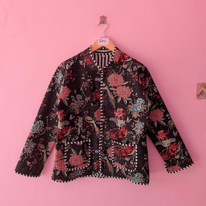 Chaqueta acolchada floral hecha a mano para hombre y mujer, abrigo de algodón negro con estampado de bloques, chaqueta Kantha india ligera, chaqueta de invierno estilo bohemio para superponer capas.