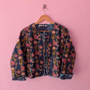 Giacca da donna in cotone trapuntata blu fatta a mano con stampa floreale rosa e dorata, giacca con stampa a blocchi indiana, cappotto boho reversibile, regalo per lei