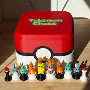 以下が含まれることがあります： 上部に「Pokémon Chess」の文字が印刷された赤と白のモンスターボール型収納ボックスと、黄色、オレンジ、青、緑など様々な色の小さなデフォルメされたポケモンキャラクターのチェスの駒10個のセット。