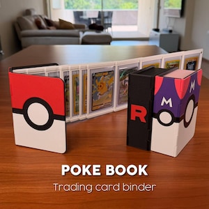 Puede incluir: Un archivador de cartas coleccionables con un diseño de Pokéball rojo y blanco, un diseño negro y rojo del Team Rocket y un diseño morado y blanco. El archivador está abierto, mostrando varias cartas coleccionables. El texto "POKE BOOK" y "Trading card binder" están en la parte inferior.