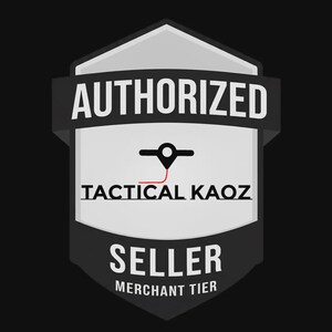 Peut inclure: Logo en forme de bouclier noir et blanc avec le texte &laquo;&nbsp;AUTHORIZED&nbsp;&raquo; en haut. En dessous, le texte &laquo;&nbsp;TACTICAL KAOZ&nbsp;&raquo; et &laquo;&nbsp;SELLER MERCHANT TIER&nbsp;&raquo;. Un symbole de localisation noir et rouge est au centre.