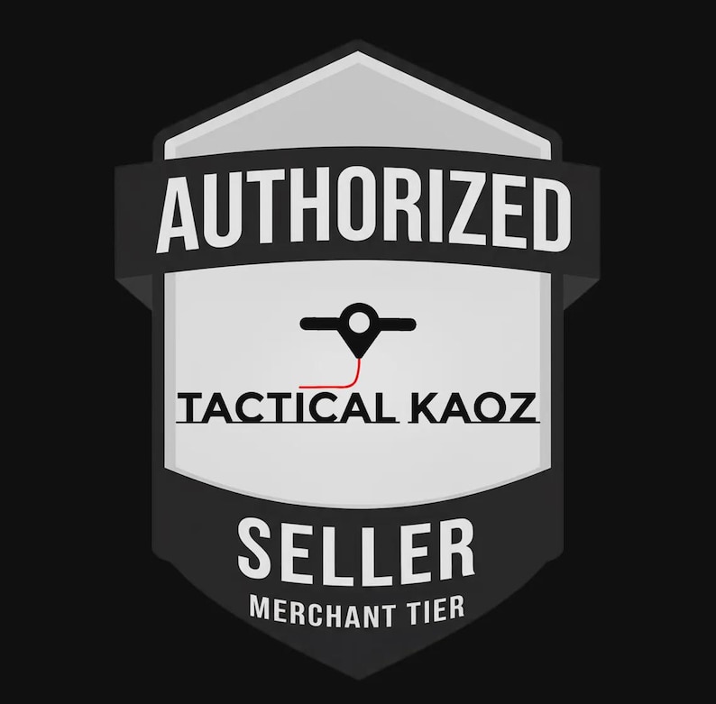 Peut inclure: Logo en forme de bouclier noir et blanc avec le texte &laquo;&nbsp;AUTHORIZED&nbsp;&raquo; en haut. En dessous, le texte &laquo;&nbsp;TACTICAL KAOZ&nbsp;&raquo; et &laquo;&nbsp;SELLER MERCHANT TIER&nbsp;&raquo;. Un symbole de localisation noir et rouge est au centre.