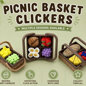 Op de afbeelding: Drie miniatuur picknickmanden in bruine vlechtstijl met kleine etenswaren zoals croissants, aardbeien, druiven, eieren, brood en kaas. De tekst luidt PICNIC BASKET CLICKERS, MULTIPLE DESIGNS AVAILABLE, MOVING BASKET HANDLES, SATISFYING CLICK ACTION, HANDMADE WITH CARE, COLLECT THEM ALL.