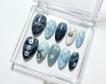 Caja de uñas BTS hechas a mano: Uñas postizas azul oscuro inspiradas en la temática de la natación