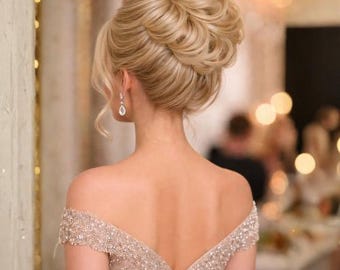 Elegante recogido nupcial con moño despeinado, rizos suaves y volumen para bodas y ocasiones especiales – Extensión de cabello con clip para un glamour instantáneo.