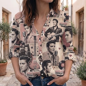 Puede incluir: Una camisa de manga larga con botones y un estampado de collage de Elvis Presley, micrófonos antiguos, guitarras eléctricas, discos de vinilo y coches rosas clásicos. La camisa tiene cuello en V y se lleva con vaqueros azules.
