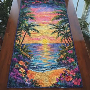 Peut inclure: Un chemin de table rectangulaire en tissu représentant un coucher de soleil tropical vibrant. Le motif montre un soleil doré au-dessus d'un océan bleu, encadré par des palmiers en silhouette et des fleurs d'hibiscus roses, orange et violettes.