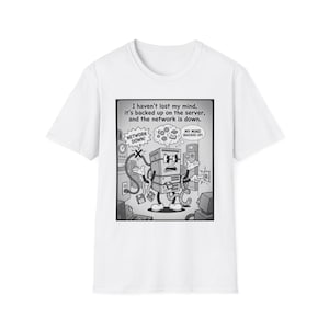 Puede incluir: Camiseta blanca con una caricatura en blanco y negro de un personaje de computadora. El texto de la camiseta dice: "No he perdido la cabeza, está respaldada en el servidor y la red está caída." Incluye bocadillos.