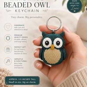 Peut inclure: Un porte-clés hibou fait main en perles bleu sarcelle foncé, blanches, noires et beige. Le hibou a de grands yeux blancs avec des pupilles noires, un petit bec jaune et un ventre beige. Il possède un anneau en métal et mesure 6,35 cm.