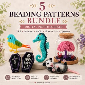 Könnte beinhalten: Ein 5-teiliges Perlenmuster-Bundle als digitales PDF-Tutorial mit einem blau-gelben Vogel, einem türkisfarbenen Seepferdchen, zwei schwarzen Särgen mit Kreuz und Skelett, einem rosa Blütenbaum im Glas und einem schwarz-weißen Opossum.