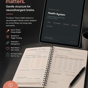 Può includere: Un taccuino aperto e un tablet mostrano il tracker "Health System", progettato per cervelli neurodivergenti. Il taccuino presenta sezioni per il budget energetico e il monitoraggio dei sintomi. Una penna è appoggiata sulle pagine aperte. Il tablet mostra la copertina del tracker.