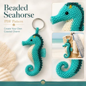 Op de afbeelding: Een kralen zeepaardje sleutelhanger met turquoise en crèmekleurige kralen en een zilveren metalen ring. De tekst luidt Beaded Seahorse PDF Pattern Create Your Own Coastal Charm. Het ontwerp toont een gedetailleerd zeepaardje met een gekrulde staart.