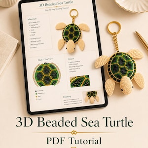 Op de afbeelding: Een digitale PDF-handleiding getiteld 3D Beaded Sea Turtle op een tabletscherm, met instructies voor het maken van een kralen schildpad sleutelhanger. Naast de tablet ligt een fysieke 3D kralen schildpad sleutelhanger met crème, groene en gouden kralen.