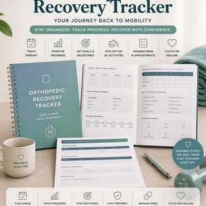 以下が含まれることがあります： 「Orthopedic Recovery Tracker」の文字と「Your Journey Back to Mobility」の文字が入った、整形外科用リカバリートラッカーノート。画像にはマグカップ、ペン、グラフやチェックリストのある開いたページも含まれています。