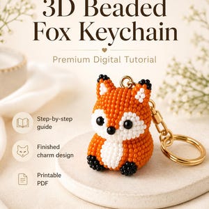 Pode incluir: Um porta-chaves de raposa feito com missangas 3D em laranja, branco e preto, preso a um anel de metal dourado. O texto diz 3D Beaded Fox Keychain, Premium Digital Tutorial, Step-by-step guide, Finished charm design e Printable PDF.