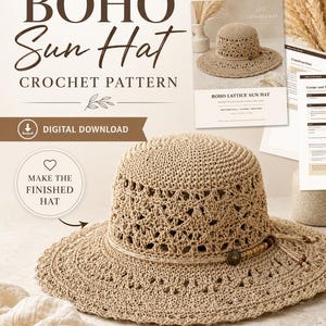 Op de afbeelding: Een beige gehaakte zonnehoed met een rasterpatroon, voorzien van een dun koord met kleine houten kralen en een ronde metalen bedel. De afbeelding bevat de tekst BOHO Sun Hat CROCHET PATTERN en DIGITAL DOWNLOAD.