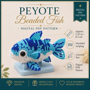 Könnte beinhalten: Eine Peyote-Perlenfischfigur in Blau- und Weißtönen mit einem schwarzen Auge, geschichteten Flossen und detaillierter Streifenzeichnung. Der Fisch misst etwa 8,3 cm und wird als digitales PDF-Muster mit Textbeschriftungen dargestellt.
