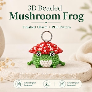 Puede incluir: Un dije de rana hecho con cuentas 3D con un sombrero de hongo rojo y blanco, compuesto por cuentas verdes y blancas, con un anillo de metal plateado. El texto dice 3D Beaded Mushroom Frog, Finished Charm + PDF Pattern e Instant Digital Download.