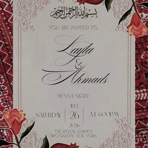 Puede incluir: Una tarjeta de invitaci&oacute;n con caligraf&iacute;a ornamentada e ilustraciones florales. La tarjeta anuncia una Noche de Henna para Layla & Ahmads el 26 de julio de 2026, en The Royal Garden en Brooklyn, Nueva York. El dise&ntilde;o incluye granadas.